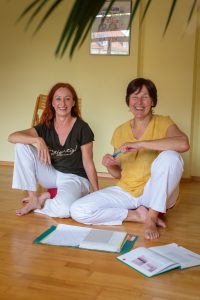 Christiane Fuchs und Christine Schober bereiten ihren Unterricht vor.